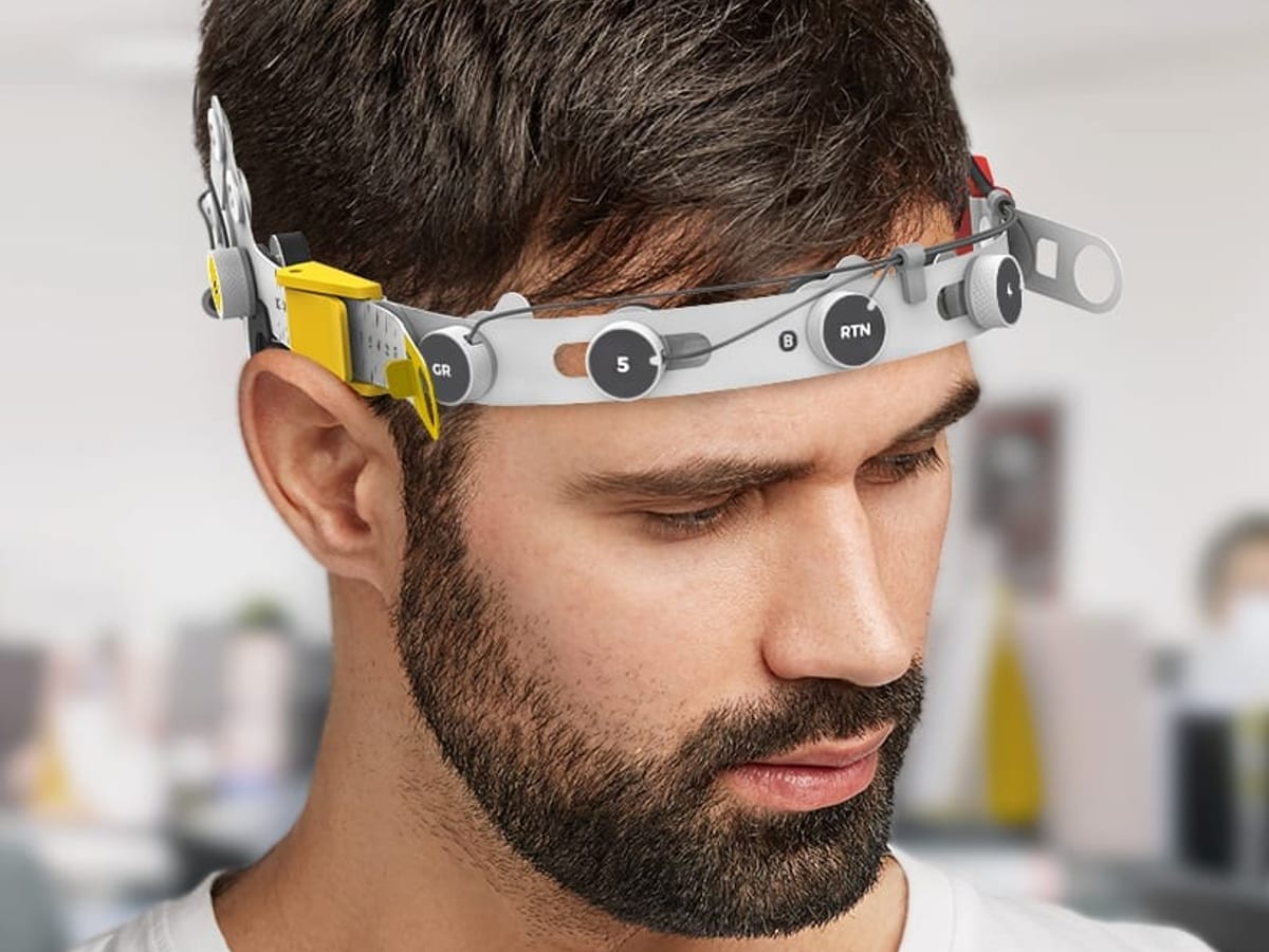 Zentrela Cognalyzer EEG headset worn by a seated man